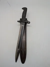 Amerikansk M1 Bajonet fremstillet af Utica Cutlery med HTK-mærket skede
