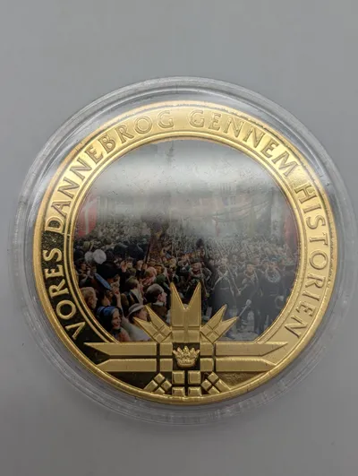 Mønthuset Danmark Forgyldt Medalje - Vores Dannebrog Gennem Historien