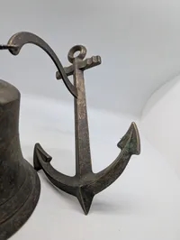 Maritim skibsklokke med ankerbeslag, indgraveret P.S. Graf Spee 1939