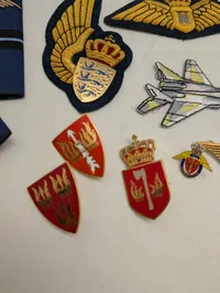 Samling af danske Flyvevåbnet emblemer, stofmærker og pins
