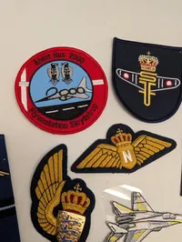 Samling af danske Flyvevåbnet emblemer, stofmærker og pins