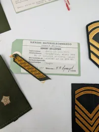 Samling af danske militære gradstegn og skulderstropper