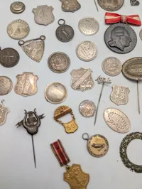 Stor samling af antikke danske foreningsmærker, medaljer og nåle