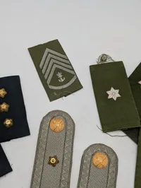 Samling af danske militære distinktioner og skulderstropper