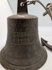 Maritim skibsklokke med ankerbeslag, indgraveret P.S. Graf Spee 1939