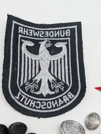 Samling af militære emblemer, knapper og mærker