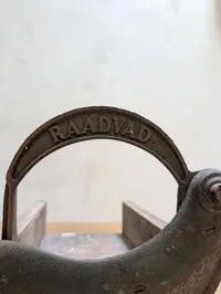 Antik Raadvad brødmaskine i støbejern og træ