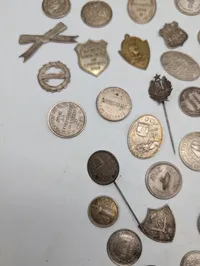 Samling af antikke danske foreningsmærker, medaljer og emblemer