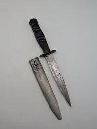 Tysk kampkniv fra 1. verdenskrig med metalskede