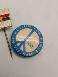 To Vietnam-krigens protestmærker: emaljenål og 'Action for Peace' badge