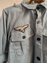 Wiking SS-uniformsjakke og lyseblå skjorte med emblemer, efter 45 