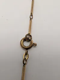Art Deco halskæde i forgyldt metal med grønne glaselementer