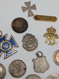 Samling af danske militære og civile medaljer, emblemer og tegn