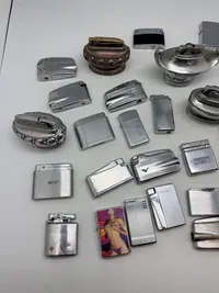 Samling af 25 vintage lightere, herunder Zippo, Ronson og bordlightere