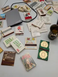 Samling af vintage tændstikæsker, smykker og diverse samlerobjekter