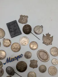 Samling af antikke danske foreningsmærker, medaljer og emblemer i sølv