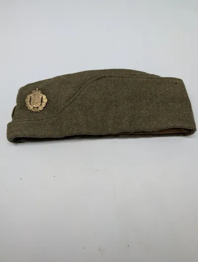 Dansk militær skråhue med rigsvåben-emblem