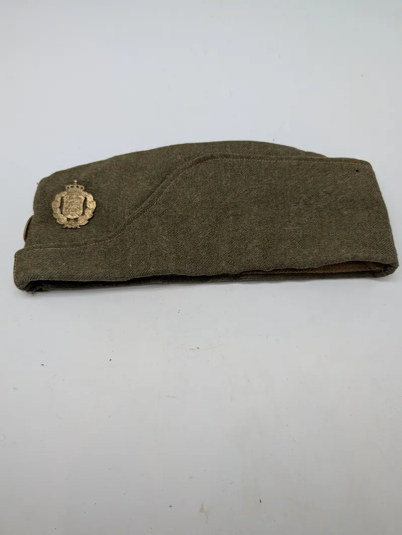 Dansk militær skråhue med rigsvåben-emblem