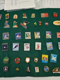 Samling af danske Julemærke-pins og emaljeemblemer