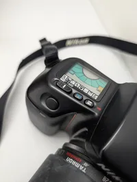 Nikon F70 SLR-kamerasæt med Tamron-objektiv, Sunpak-flash og taske
