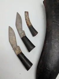 Tre  nepalesiske Kukri-knive med læderskeder og småknive