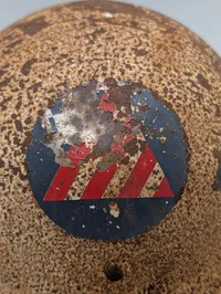 Amerikansk Civilforsvarshjelm M1917A1 med Civil Defense Logo