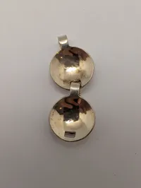 Sølvarmbånd med blomstermotiver og toggle-lås