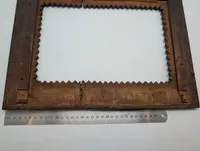 Antik tramp art træramme med geometriske udskæringer