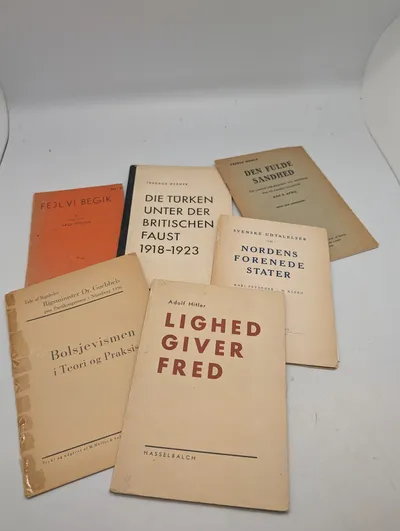 Samling af politiske pjecer og bøger fra 1930'erne og 1940'erne