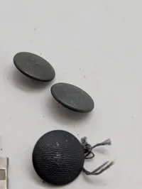 Samling af kroatiske Ustaše militæreffekter, herunder emblem og knapper WW2 