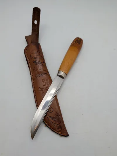 Norsk Tollekniv med Træskaft og Præget Læderskede