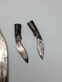 Indisk Gurkha Kukri kniv med to småknive og læderskede