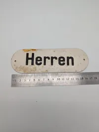 Antikt emaljeskilt med teksten 'Herren'