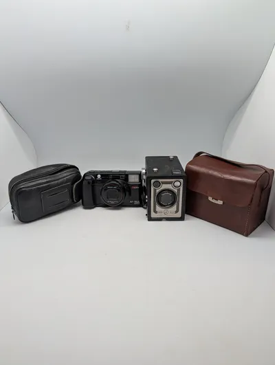 Minolta AF-Tele Super og Vredeborch Vrede Box kameraer med tasker