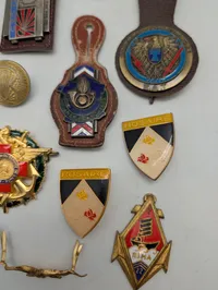 Samling af franske militære insignier, pins og nøgleringe