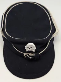 Tysk sort uldskråhue med Totenkopf-emblem og sølvfarvede snore ( repro ) 