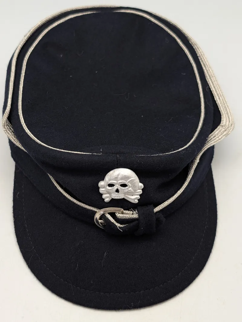 Tysk sort uldskråhue med Totenkopf-emblem og sølvfarvede snore ( repro ) 