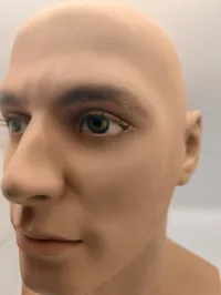 Realistisk mandlig mannequin-hoved i plast med øjne
