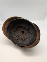  Pickelhaube hjelm med messingørn og hagerem