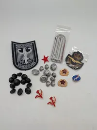 Samling af militære emblemer, knapper og mærker