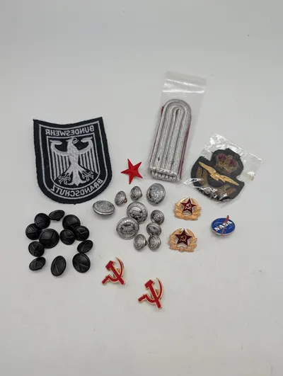 Samling af militære emblemer, knapper og mærker