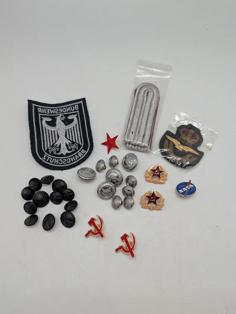 Samling af militære emblemer, knapper og mærker