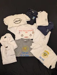 Samling af militære og maritime T-shirts og poloer, herunder Nijmegen-march