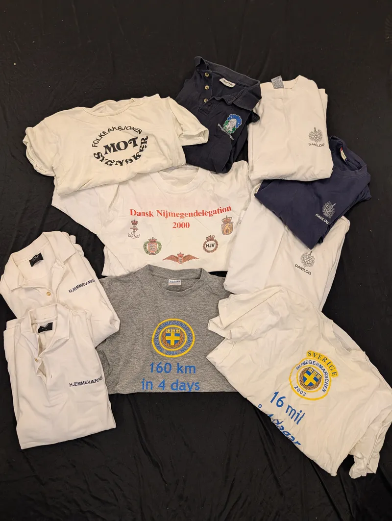 Samling af militære og maritime T-shirts og poloer, herunder Nijmegen-march
