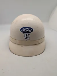 Vintage Ford V8 Motorhjelm i Hvid