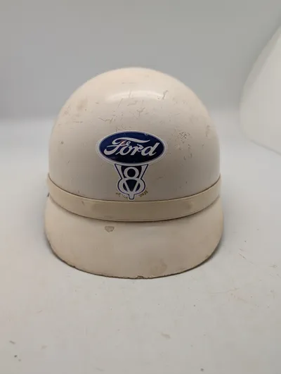 Vintage Ford V8 Motorhjelm i Hvid