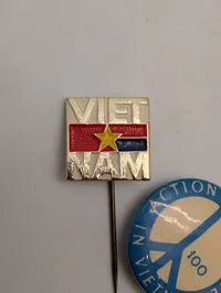 To Vietnam-krigens protestmærker: emaljenål og 'Action for Peace' badge