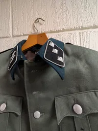 Wiking SS-uniformsjakke og lyseblå skjorte med emblemer, efter 45 