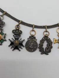 Antik miniature ordenskæde med syv europæiske ordener og medaljer