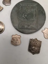 Samling af danske medaljer og emblemer, herunder København 1959